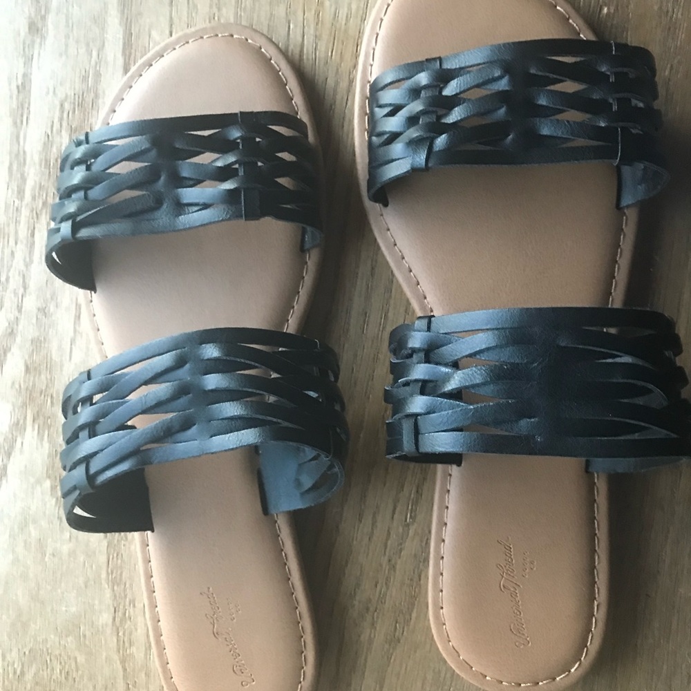 Universal Thread women’s flat sandals